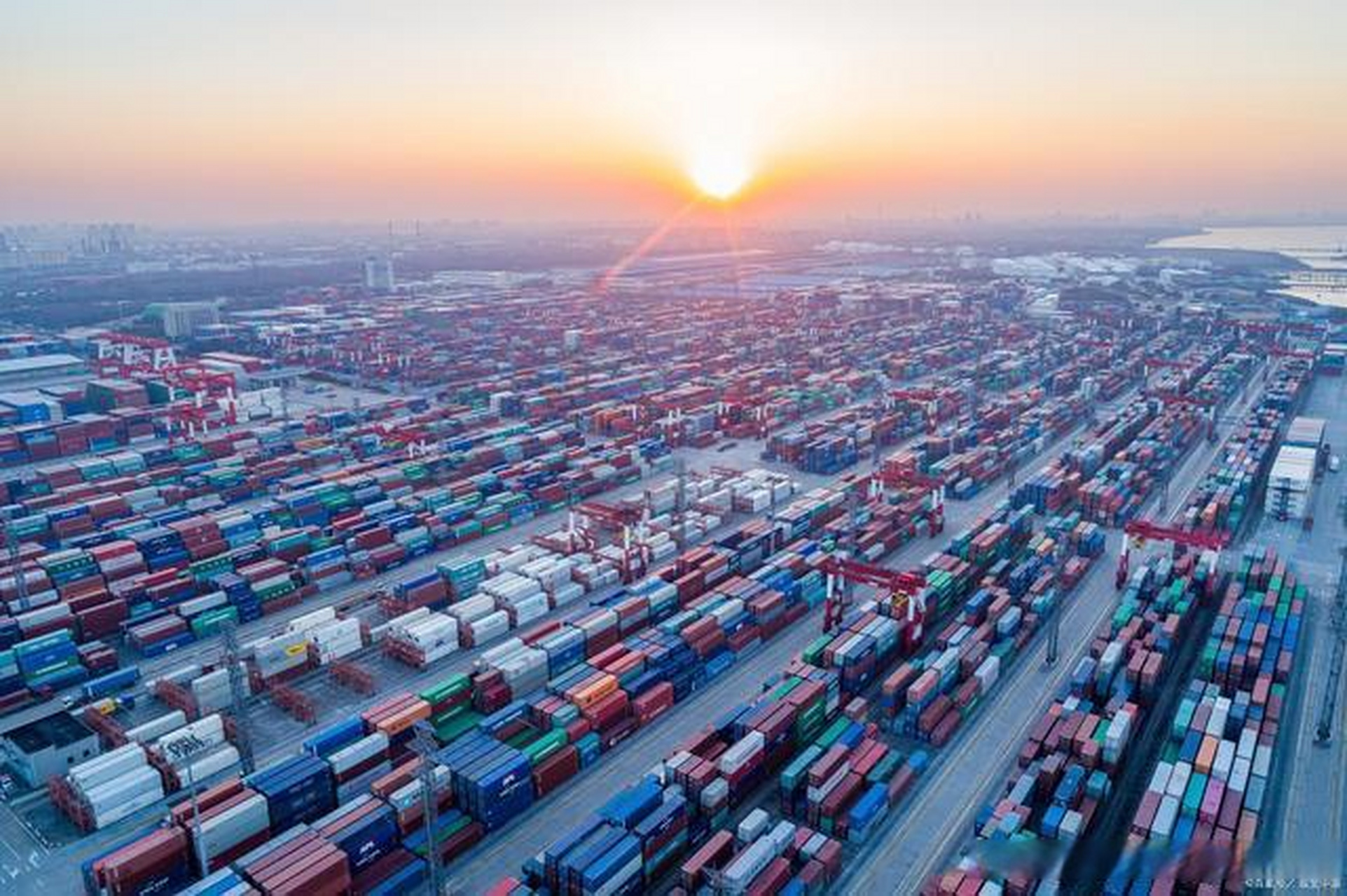 內(nèi)貿(mào)水運(yùn)集裝箱運(yùn)輸 海運(yùn)公司、貨運(yùn)代理與整柜運(yùn)輸服務(wù)解析